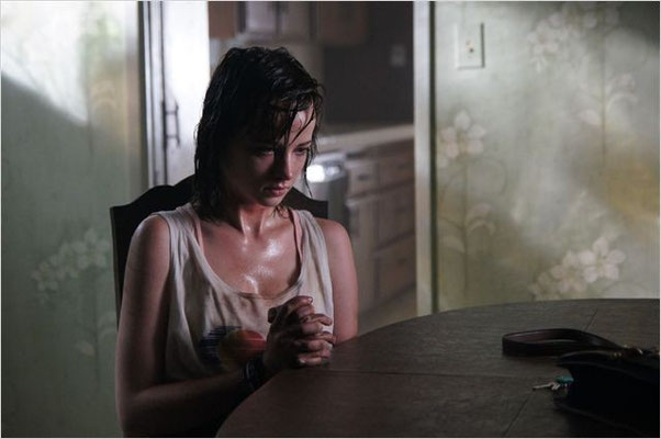 At The Devil's Door de Nicholas McCarthy - 2014
