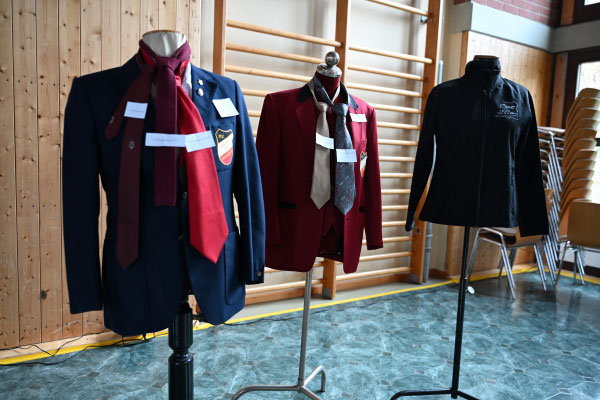 genau wie die Ausstellung der Uniformen aus 120 Jahren
