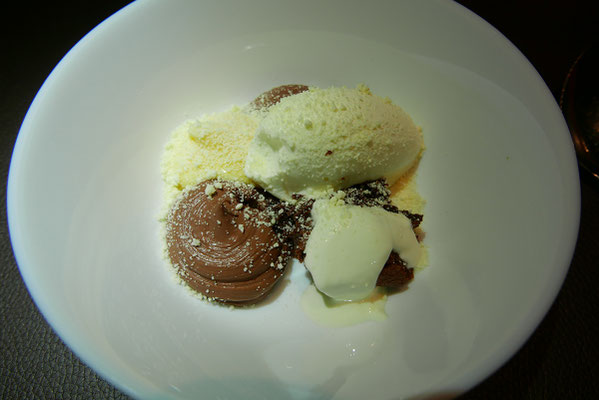 Dessert, Schokoladenkuchen & Sauerrahmeis