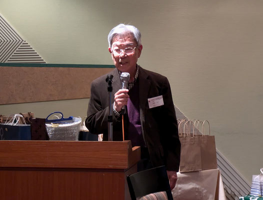 あいさつする諏訪会長
