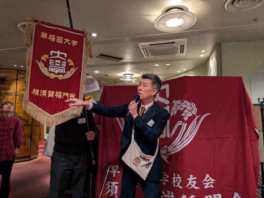 旗について説明する福田さん