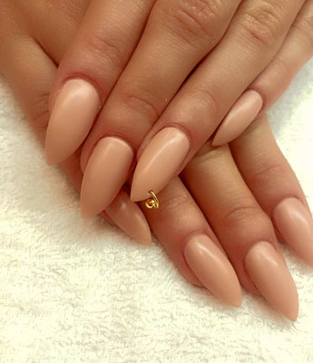 Spitze nude Nails mit goldener Ring Applikation