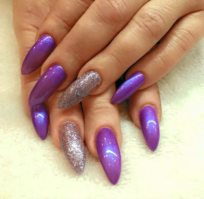 Lila metallic und sparkling pointy Nails