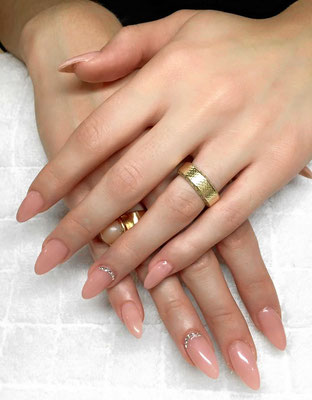 Elegante nude Nails mit Strass