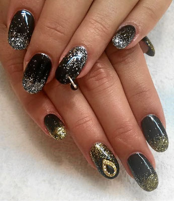 Schwarze Nägel mit gold und silber sparkling Ombré Verlauf