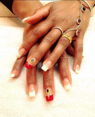 French Nails variierend mit weißem und rotem Tip und orientalischen Applikationen