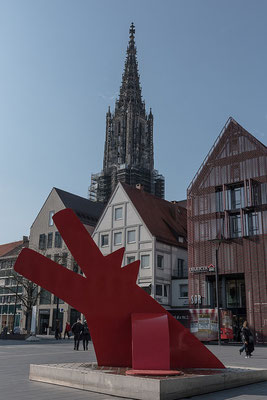 Der Münsterturm überragt mit 161 m die Altstadt