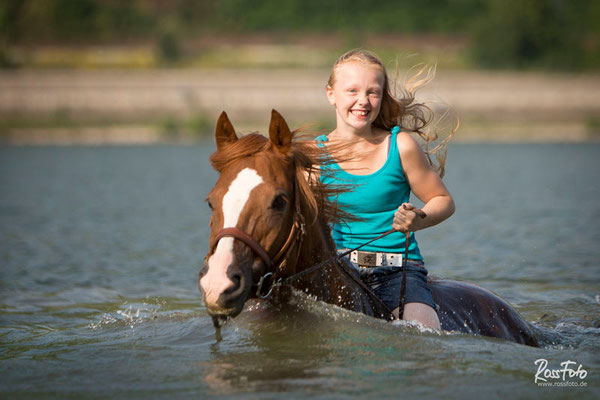 RossFoto Dana Krimmling Pferdefotografie Fotografien vom Wanderreiten Westernreiten Baden mit Pferden Wasser Sommer 