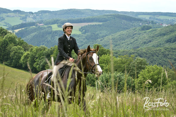 RossFoto Dana Krimmling; Schleppjagd Cappenberger Meute; Pferdefotografie; wanderreiten; westernreiten; jagdreiten; Jagdpferd; Westerwald; Hundemeute; Equipage; Jagdhunde; jagdpferd