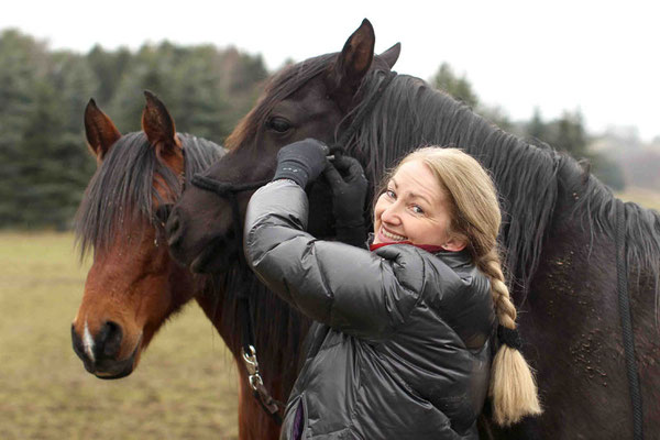 RossFoto Dana Krimmling Pferdefotografie Wanderreiten Jagdreiten Polo Pferdeportrait Frau und Pferd