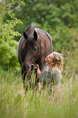 RossFoto Dana Krimmling Pferdefotografie Wanderreiten Jagdreiten Polo Pferdeportrait Frau und Pferd