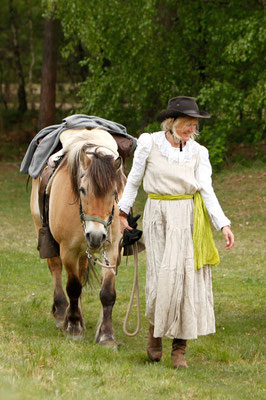 RossFoto Dana Krimmling Pferdefotografie Wanderreiten Jagdreiten Polo Pferdeportrait Frau und Pferd