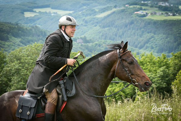 RossFoto Dana Krimmling; Schleppjagd Cappenberger Meute; Pferdefotografie; wanderreiten; westernreiten; jagdreiten; Jagdpferd; Westerwald; Hundemeute; Equipage; Jagdhunde; jagdpferd