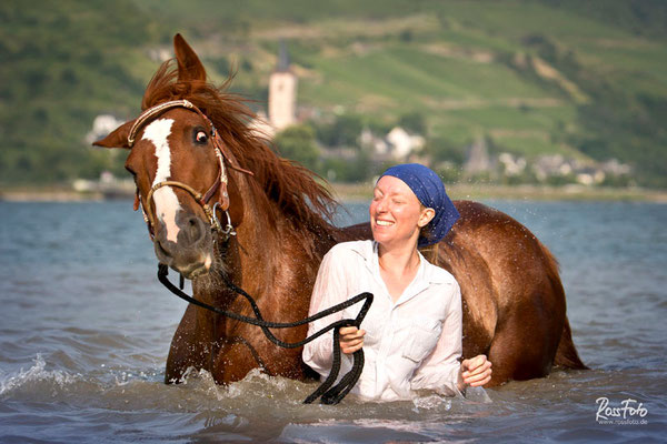 RossFoto Dana Krimmling Pferdefotografie Fotografien vom Wanderreiten Westernreiten Baden mit Pferden Wasser Sommer 