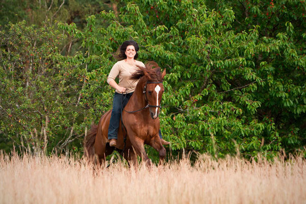 RossFoto Dana Krimmling Pferdefotografie Wanderreiten Jagdreiten Polo Pferdeportrait Frau und Pferd