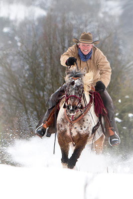 RossFoto Pferdefotografie Dana Krimmling Wanderreiten Westernreiten Freiberger Pferde Viehtrieb Reiten im Schnee