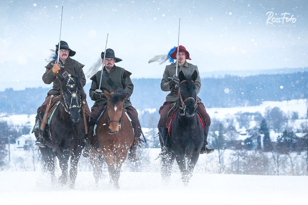 RossFoto Dana Krimmling; Deutscher Kavallerieverband; Kavallerie; Reiter der Kavallerie im Schnee quer durch die Jahrhunderte; Reenactment; Kaiserzeit; Siedlerzeit; 30 jähriger Krieg; Lagerfeuer im Schnee