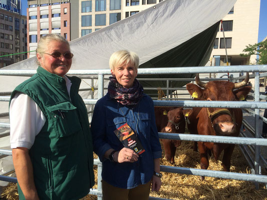 Astrid Steinhoff mit Frau Wardenga vom Edeka-Markt Idstein
