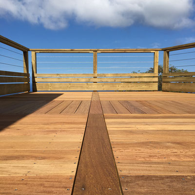 Terrase sur pilotis, platellage et garde corps en Ipé.