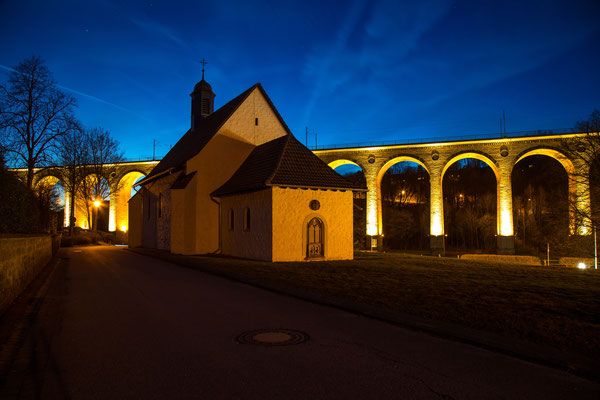 Kapelle mit Viadukt im Hintergrund in Altenbeken 