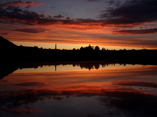 Sonnenuntergang in Rodenbach - gespiegelt im Dachfenster - by Ralf Mayer