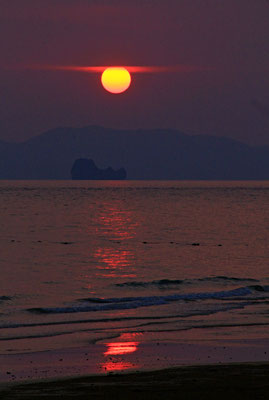 Krabi - Beach                                                         photo by Ralf Mayer