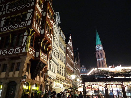 Frankfurt - Weihnachtsmarkt am Römer im Regen by Ralf Mayer