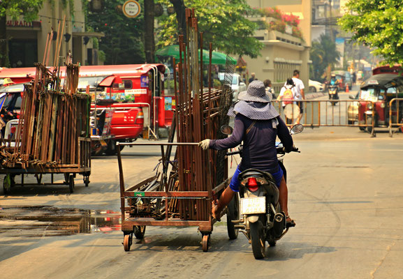 Bangkok   - Streetlife                                          photo by Ralf Mayer