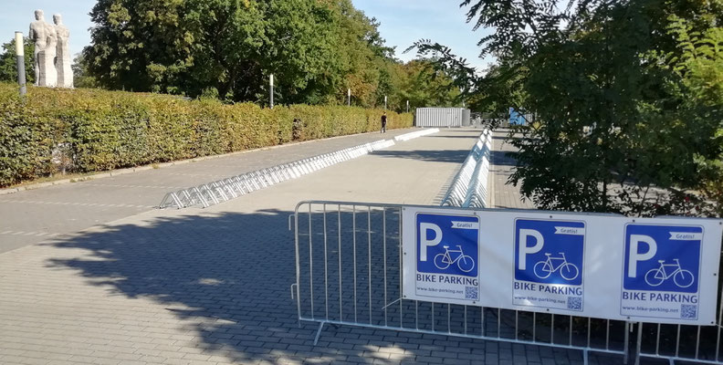 Gebrandeter Parkplatz mit Bodenfahrradständern