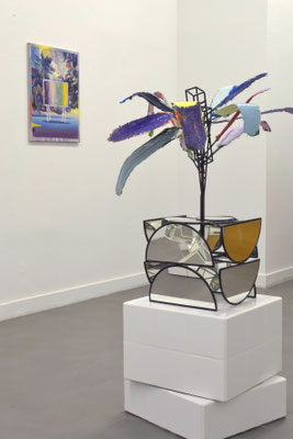 Alexander Skorobogatov „Behind the emptiness“, Metall, Silikon, Pigment, Farbe, Spiegel, 90x75x75 cm, 2021. Matthias Moravek „Forêt“, Öl /Lack auf Leinen 65x55 cm, 2020