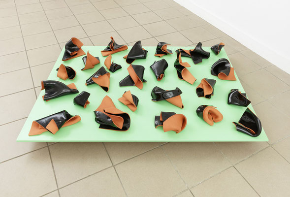 Gabriele Künne, Schwarze Würfe, 2011/2014, Keramik glasiert, MDF, Lack, 36 x 105 x 70 cm