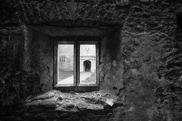 Old Beaupre Castle  Blick durch Fenster auf den Eingang