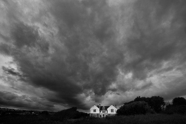Whitmore Bay, Wales Weißes Haus unter Wolken