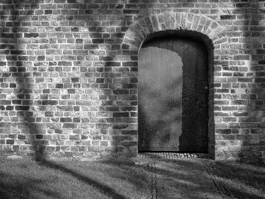 Schatten auf einer Kirchenwand, Ameland 2006