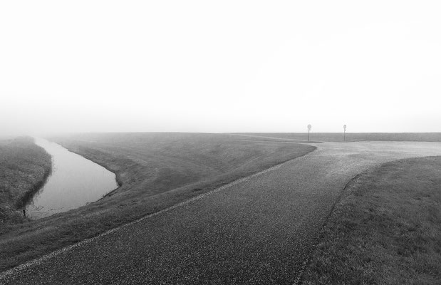 Straße über den Deich im Nebel, Ameland 2017
