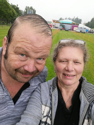 im strömenden Regen die Rennstrecke aufgebaut. Hoffentlich wird das Wetter besser