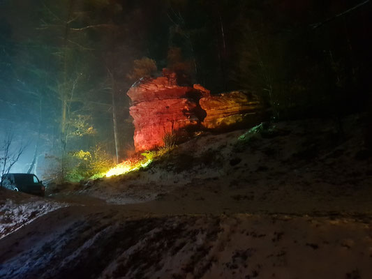 Einer der Felsen erstrahlt in besonderem Licht.