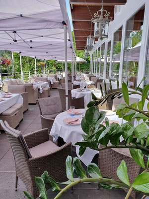 Biergarten mit Blick auf das Wasser