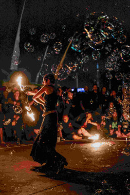 Feuer in einem Meer aus Seifenblasen | Foto: Robin Schmiedebach beim M'era Luna Festival