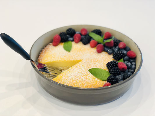Mit frischen Früchten schön dekoriert ist dieser Kuchen ein Augenschmaus ♥