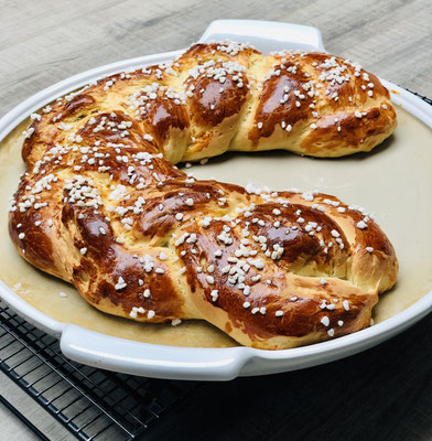 Der Hefezopf ist mega gut aufgegangen und sehr groß geworden und schmeckt wunderbar fluffig und soft.