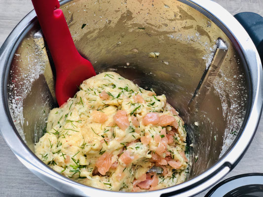 Hier siehst du wie ich den Teig im Thermomix® zubereite und den Lachs und Käse nur noch unterhebe mit dem MixN Scraper....