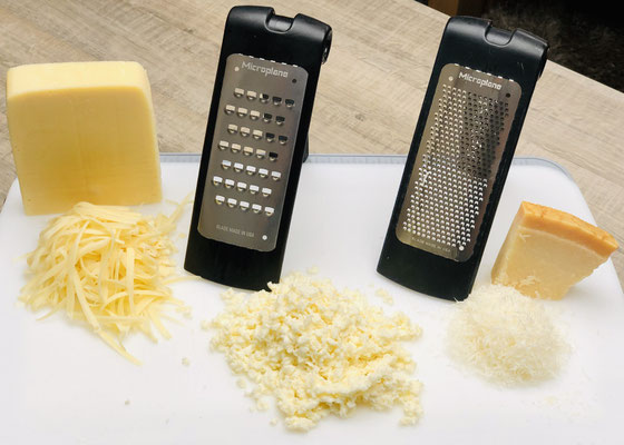 Mit der groben Microplane® Reibe "schneidest" du den abgetrockneten Mozarella Käse. Den Emmentaler Käse ebenso mit der groben Microplane® Reibe reiben. Den Parmesankäse habe ich mit der feinen Microplane® Reibe wie Schnee gerieben.