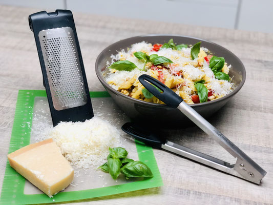 Nudelsalat aus der Pampered Chef Servierschüssel mit Kochzange und der feinen Microplane Reibe