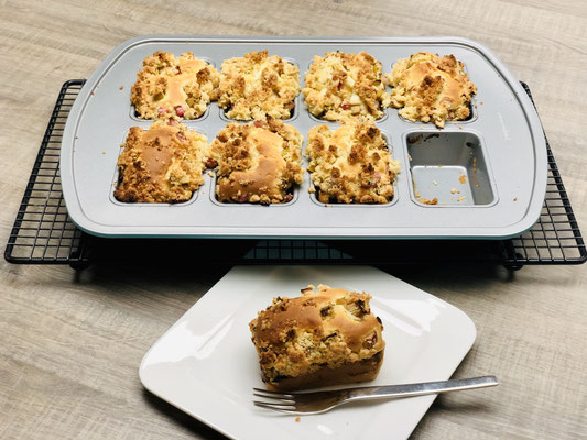 Am leichtesten kannst du die Mini Kuchenstücke mit dem Mini Servierheber von Pampered Chef aus der Form entnehmen...