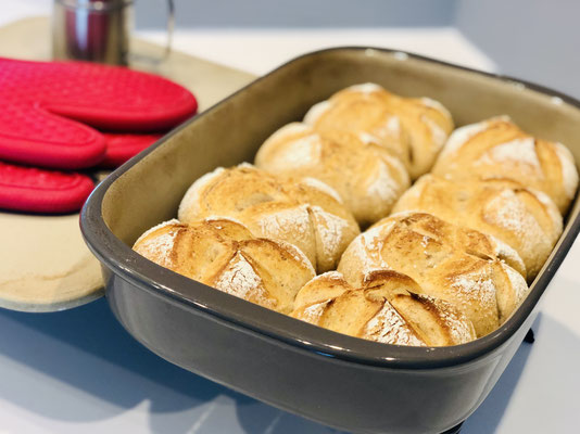 Schau wie goldgelb knusprig meine selbst gebackenen Brötchen aussehen...