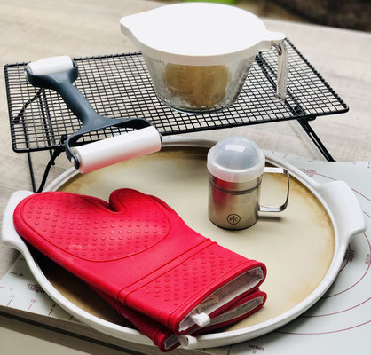 Hier siehst du die große runde Form "White Lady" von Pampered Chef mit der Nixe, Teigroller, Streufix, Silikonhandschuhe Packs an! und der Teigunterlage