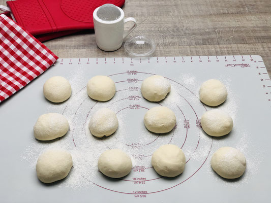 Hier liegen die Teiglinge auf der Teigunterlage/Backmatte von Pampered Chef