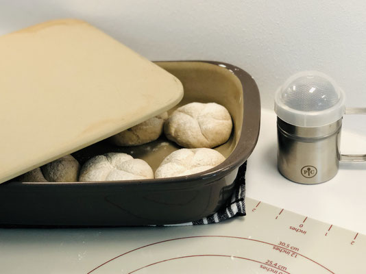 Der Zauberstein dient hier als Deckel beim Ruhen lassen und auch beim backen im Backofen...
