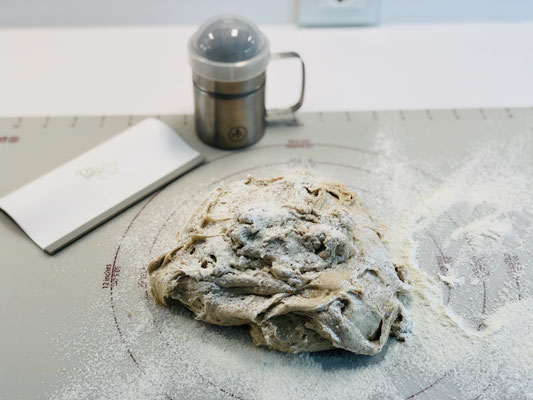 Hier siehst du meinen Teigling den ich im Thermomix® geknetet habe. Heute backe ich Brötchen im Grundset von Pampered Chef®